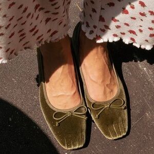 BNWT! Dillards Gianni Bini x Lilly Sisto Nell Corduroy Ankle Wrap Pumps Size 6